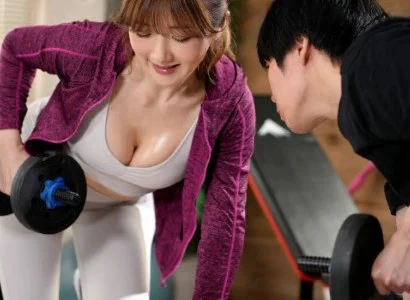 Chàng trai số hưởng và nữ PT gợi cảm dính lấy nhau