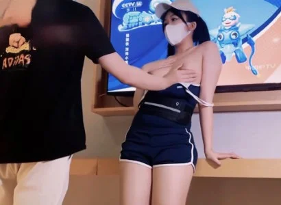 Cô nhân viên xinh đẹp bán TV gặp người khách may mắn