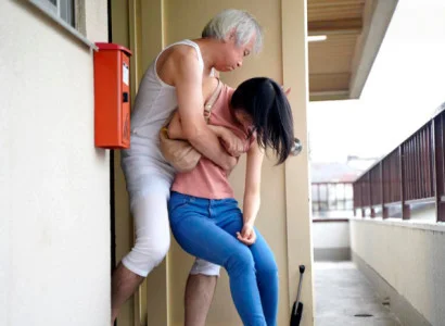 Vợ trẻ bị bố chồng già nện