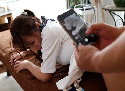 Thấy em nhân viên quá ngon liền làm chuyện đó với em
