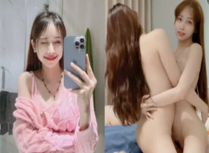 Lâm Thái Vy cùng cô bạn thân móc bím trong suốt buổi phát trực tiếp