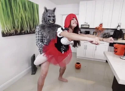 Cô bé trong truyện cổ tích chén nhau trên giường cỏ