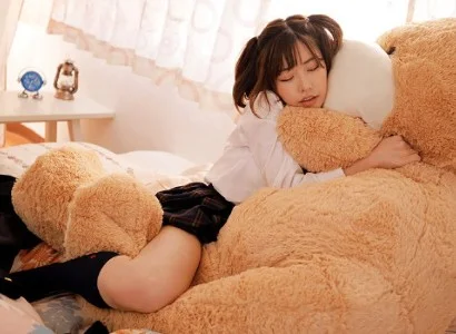 Mưa như trút nước làm đường sá trơn trượt