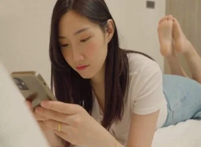 Bà vợ tằng tịu với anh nhân viên giao hàng