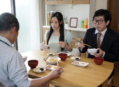 Nứng quá, con dâu banh vùng kín ra cho bố chồng