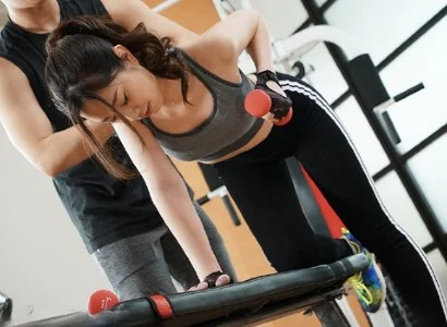 Người phụ nữ thiếu thốn tình dục và anh PT số hưởng làm tình với nhau