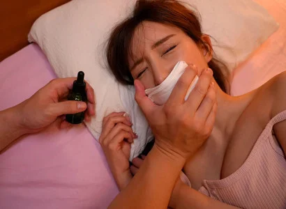 Tên này dùng thuốc mê cho cô em họ xinh đẹp mê mệt rồi quan hệ